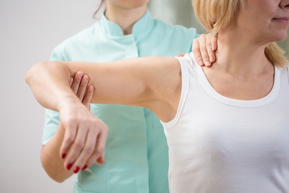 servikal osteokondroz olan bir həkim tərəfindən müayinə